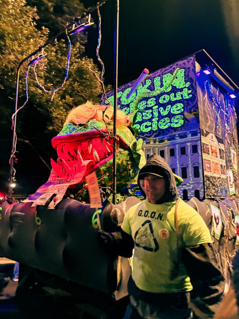 elle atlas travel nola parade vieux original 1`