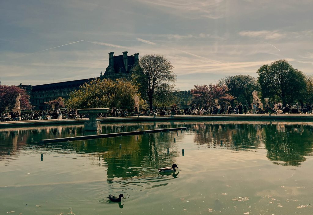 Photo of the lake at the Jardin
