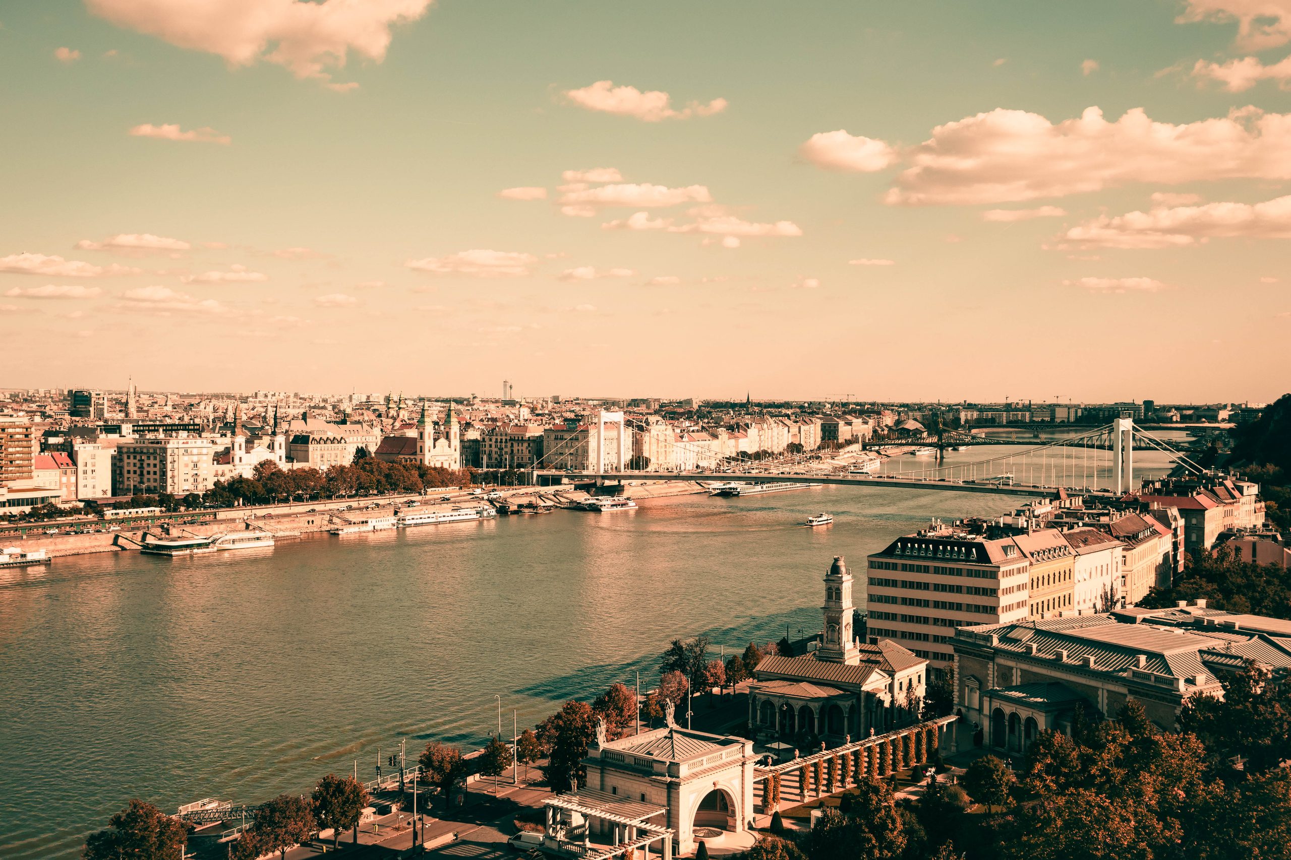 elle atlas travel hungary pexels 1